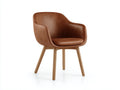 Silla de comedor tapizada en piel sintetica marron con brazos madera estilo moderno 60x58x82 cm Sillas de comedor