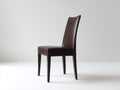 Silla de comedor tapizada en piel sintetica marron oscuro con patas de madera estilo moderno 45x55x90 cm Sillas de comedor